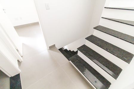 Apartamento à venda com 87m², 2 quartos e 2 vagasEscada