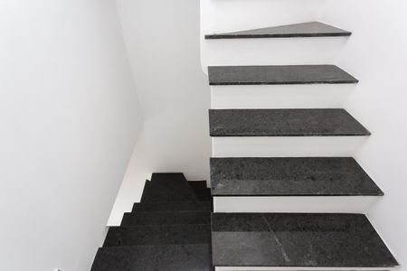 Casa à venda com 87m², 2 quartos e 2 vagas Casa à venda com 87m², 2 quartos e 2 vagasEscada