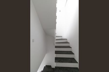 Casa de condomínio à venda com 87m², 2 quartos e 2 vagasEscada