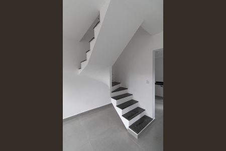 Casa de condomínio à venda com 87m², 2 quartos e 2 vagasEscada 