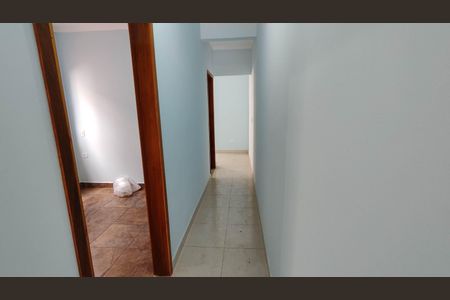 Casa para alugar com 90m², 2 quartos e sem vaga Casa para alugar com 90m², 2 quartos e sem vagaCorredor interno