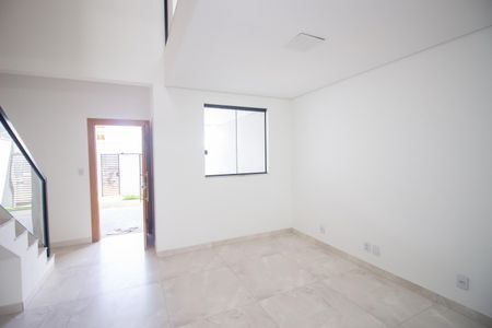 Sala de casa à venda com 3 quartos, 120m² em Cabral, Contagem