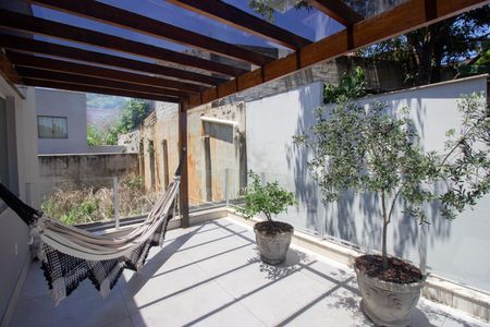 Casa à venda com 190m², 4 quartos e 2 vagas Casa à venda com 190m², 4 quartos e 2 vagasVaranda