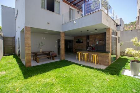 Casa à venda com 190m², 4 quartos e 2 vagas Casa à venda com 190m², 4 quartos e 2 vagasQuintal