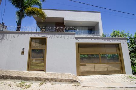 Casa à venda com 190m², 4 quartos e 2 vagas Casa à venda com 190m², 4 quartos e 2 vagasFachada
