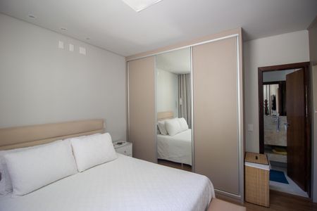 Casa à venda com 190m², 4 quartos e 2 vagas Casa à venda com 190m², 4 quartos e 2 vagasQuarto Suíte
