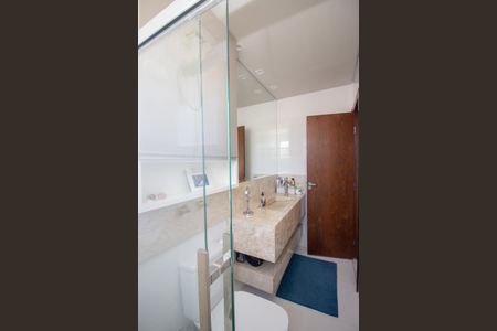 Casa à venda com 190m², 4 quartos e 2 vagas Casa à venda com 190m², 4 quartos e 2 vagasBanheiro da Suíte