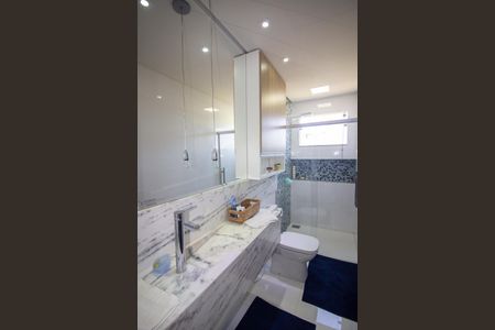 Casa à venda com 190m², 4 quartos e 2 vagas Casa à venda com 190m², 4 quartos e 2 vagasBanheiro Social