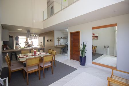 Casa à venda com 190m², 4 quartos e 2 vagas Casa à venda com 190m², 4 quartos e 2 vagasSala de Jantar