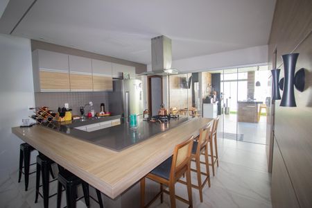 Casa à venda com 190m², 4 quartos e 2 vagas Casa à venda com 190m², 4 quartos e 2 vagasCozinha