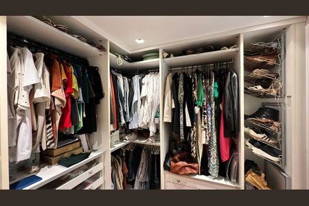 Casa de condomínio à venda com 400m², 4 quartos e 2 vagasCloset