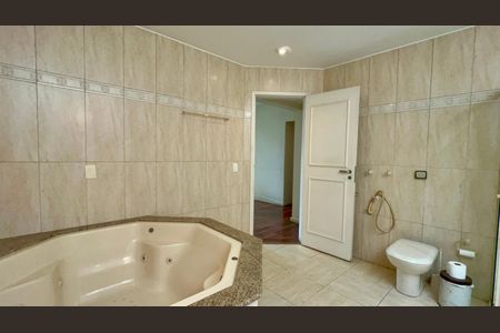 Casa à venda com 360m², 4 quartos e 4 vagasBanheiro da Suíte 1