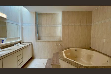 Casa à venda com 360m², 4 quartos e 4 vagasBanheiro da Suíte 1