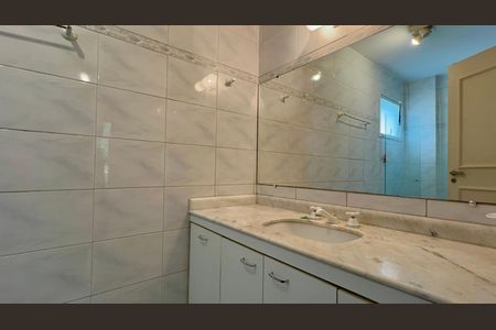 Casa à venda com 360m², 4 quartos e 4 vagasBanheiro da Suíte 2