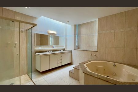 Casa à venda com 360m², 4 quartos e 4 vagasBanheiro da Suíte 1