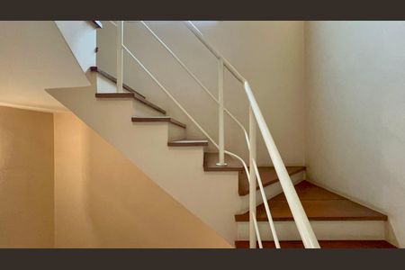 Casa à venda com 360m², 4 quartos e 4 vagasEscada