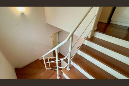 Casa à venda com 360m², 4 quartos e 4 vagasEscada