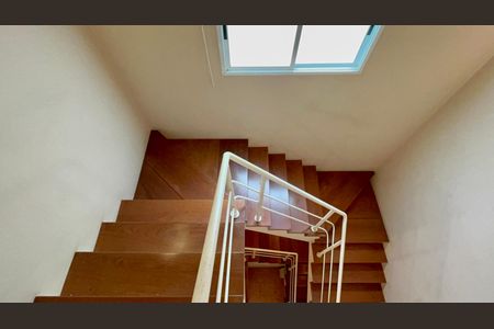 Casa à venda com 360m², 4 quartos e 4 vagasEscada