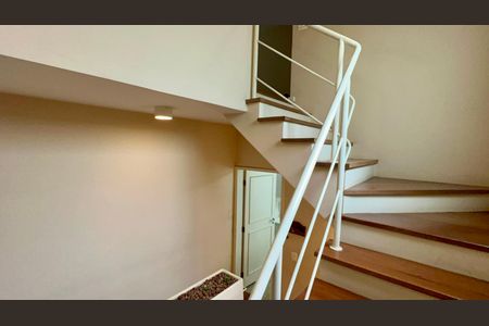 Casa à venda com 360m², 4 quartos e 4 vagasEscada