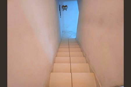 Escada acesso aos Quartos  de casa para alugar com 2 quartos, 87m² em Jardim Terezopolis, Guarulhos