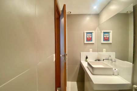 Apartamento à venda com 80m², 2 quartos e 2 vagasBanheiro social 