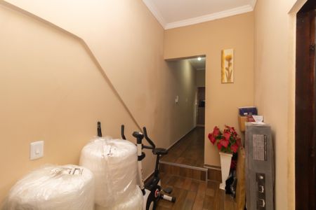 Corredor de casa para alugar com 2 quartos, 75m² em Jardim Robru, São Paulo