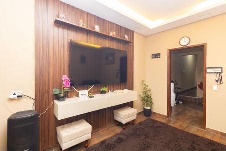 Sala de casa para alugar com 2 quartos, 75m² em Jardim Robru, São Paulo