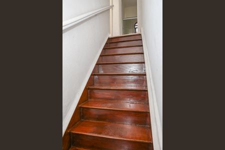 Casa à venda com 120m², 3 quartos e sem vaga Casa à venda com 120m², 3 quartos e sem vagaEscada