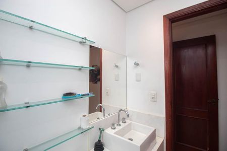 Casa de condomínio para alugar com 588m², 4 quartos e 5 vagas Casa de condomínio para alugar com 588m², 4 quartos e 5 vagasBanheiro da Suíte 3