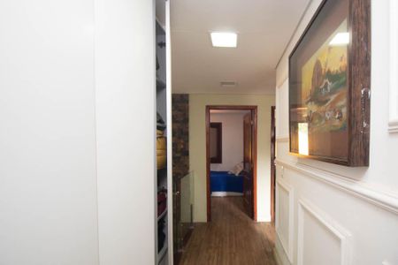 Casa de condomínio para alugar com 588m², 4 quartos e 5 vagas Casa de condomínio para alugar com 588m², 4 quartos e 5 vagasCorredor