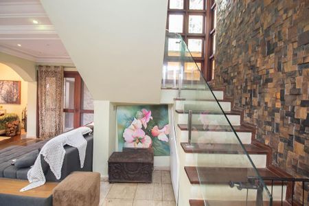 Casa de condomínio para alugar com 588m², 4 quartos e 5 vagas Casa de condomínio para alugar com 588m², 4 quartos e 5 vagasSala / Escada