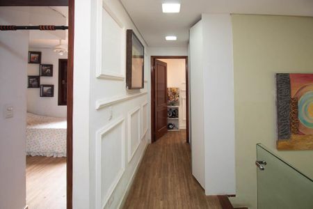 Casa de condomínio para alugar com 588m², 4 quartos e 5 vagas Casa de condomínio para alugar com 588m², 4 quartos e 5 vagasCorredor