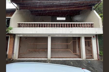 Casa à venda com 218m², 4 quartos e 2 vagas Casa à venda com 218m², 4 quartos e 2 vagasFachada