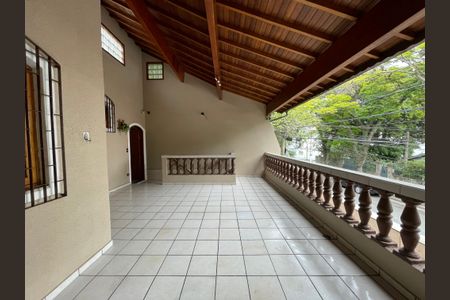 Casa à venda com 218m², 4 quartos e 2 vagas Casa à venda com 218m², 4 quartos e 2 vagasVaranda