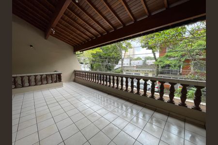 Casa à venda com 218m², 4 quartos e 2 vagas Casa à venda com 218m², 4 quartos e 2 vagasVaranda