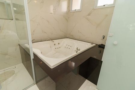 Casa à venda com 292m², 4 quartos e 3 vagasSuíte banheiro