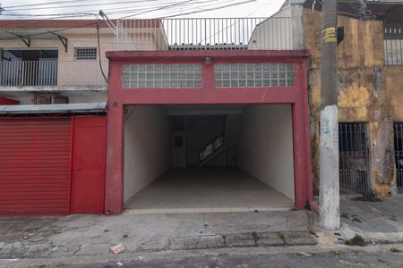 Casa à venda com 180m², 4 quartos e 5 vagas Casa à venda com 180m², 4 quartos e 5 vagasFachada