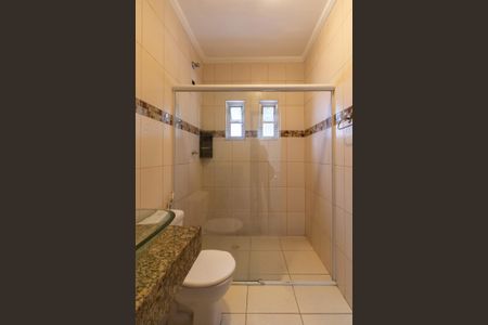 Casa à venda com 180m², 4 quartos e 5 vagas Casa à venda com 180m², 4 quartos e 5 vagasBanheiro 1