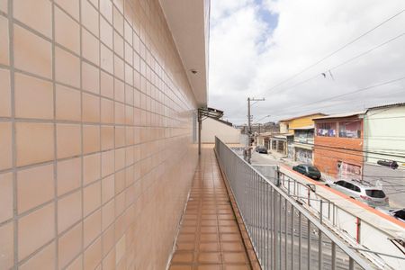 Casa à venda com 180m², 4 quartos e 5 vagas Casa à venda com 180m², 4 quartos e 5 vagasVaranda