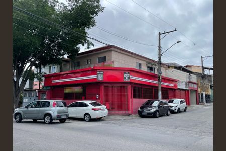 Casa à venda com 180m², 4 quartos e 5 vagas Casa à venda com 180m², 4 quartos e 5 vagasFachada