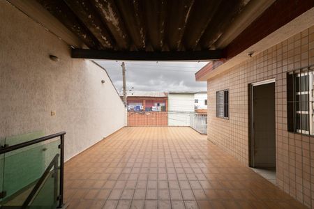 Casa à venda com 180m², 4 quartos e 5 vagas Casa à venda com 180m², 4 quartos e 5 vagasVaranda