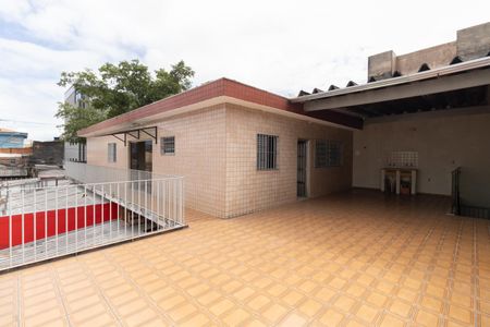 Casa à venda com 180m², 4 quartos e 5 vagas Casa à venda com 180m², 4 quartos e 5 vagasVaranda
