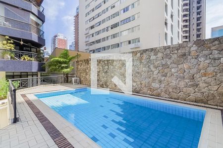 Apartamento à venda com 284m², 3 quartos e 3 vagas Apartamento à venda com 284m², 3 quartos e 3 vagasÁrea comum - Piscina
