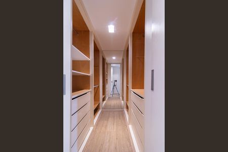 Apartamento à venda com 284m², 3 quartos e 3 vagas Apartamento à venda com 284m², 3 quartos e 3 vagasCloset da suíte