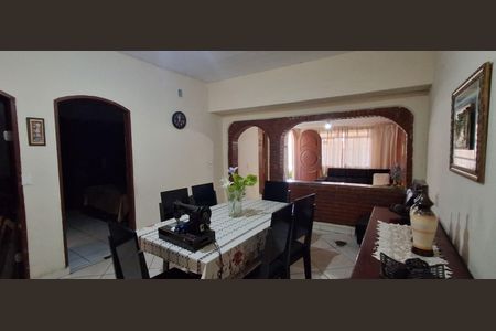 Casa à venda com 250m², 3 quartos e 2 vagas Casa à venda com 250m², 3 quartos e 2 vagasSala