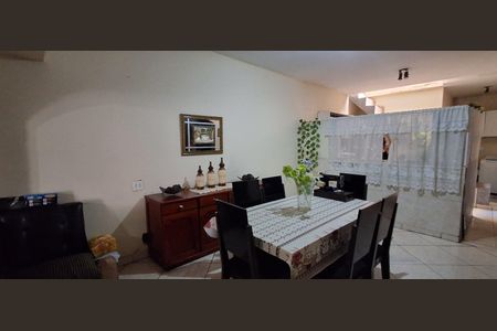 Casa à venda com 250m², 3 quartos e 2 vagas Casa à venda com 250m², 3 quartos e 2 vagasSala