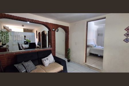 Casa à venda com 250m², 3 quartos e 2 vagas Casa à venda com 250m², 3 quartos e 2 vagasSala