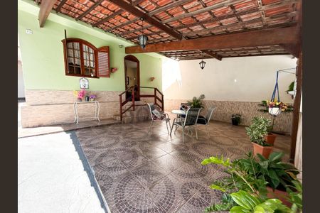 Casa à venda com 200m², 2 quartos e 4 vagas Casa à venda com 200m², 2 quartos e 4 vagasVaranda