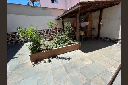 Casa à venda com 200m², 2 quartos e 4 vagas Casa à venda com 200m², 2 quartos e 4 vagasÁrea externa