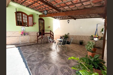 Casa à venda com 200m², 2 quartos e 4 vagas Casa à venda com 200m², 2 quartos e 4 vagasVaranda